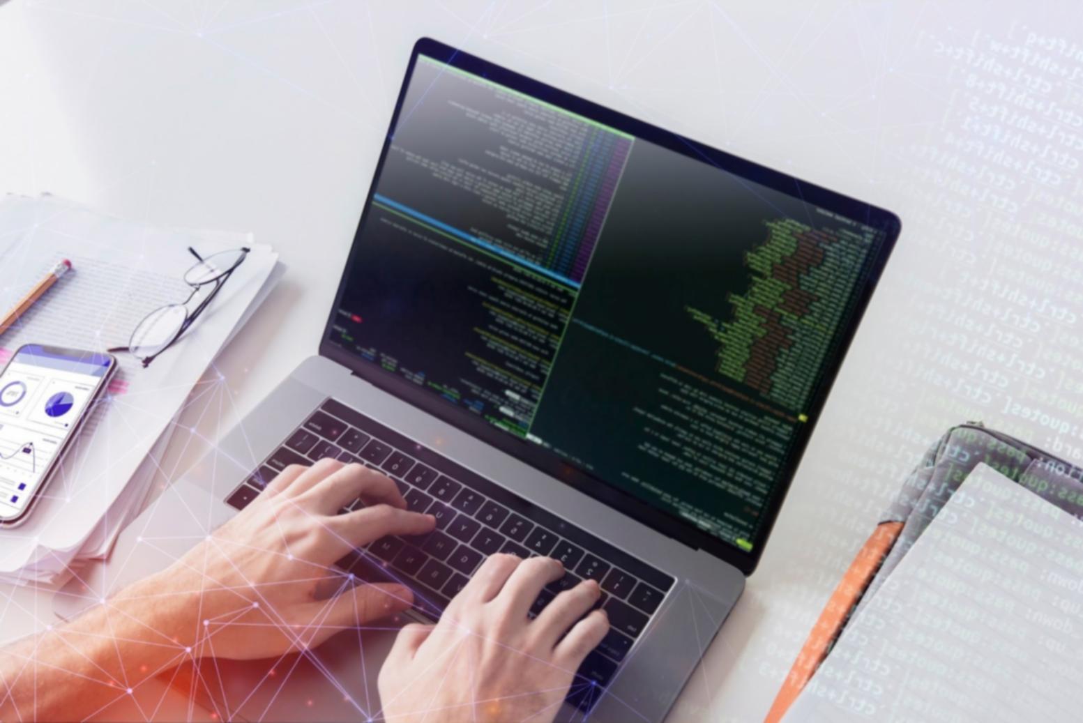Espacio de trabajo tecnológico con equipos de programación